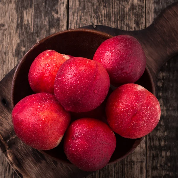 Zoete verse rijpe nectarines op houten tafel — Stockfoto