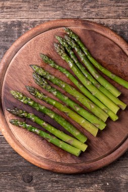 otlar ve sarımsak sote organik kuşkonmaz