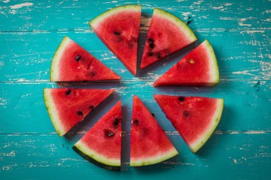 Karpuz dilimi dondurmayı mavi rustik ahşap arka plan üzerinde nefis karpuz, düz ile popüler bir yaz meyve karpuz dilimi çubuklu dondurmayı fotoğraf yatıyordu.