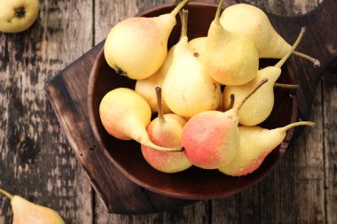 vitage ahşap masa üzerinde olgun armut