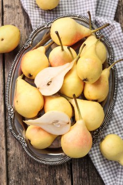 vitage ahşap masa üzerinde olgun armut