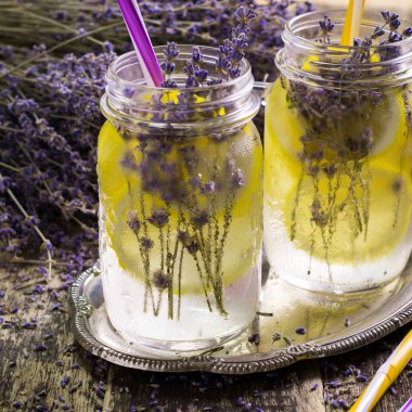 Lavanta limonata, doğal yenileme iç ahşap zemin üzerine