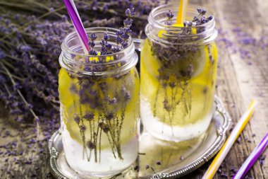 Lavanta limonata, doğal yenileme iç ahşap zemin üzerine