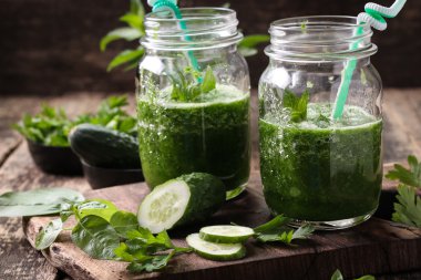 Ahşap bir masa, sağlıklı vegan gıda üzerinde payet ile taze yeşil smoothie