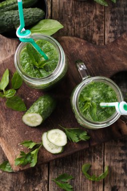 Ahşap bir masa, sağlıklı vegan gıda üzerinde payet ile taze yeşil smoothie