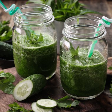 Ahşap bir masa, sağlıklı vegan gıda üzerinde payet ile taze yeşil smoothie