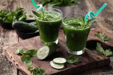 Ahşap bir masa, sağlıklı vegan gıda üzerinde payet ile taze yeşil smoothie