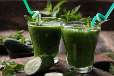 Ahşap bir masa, sağlıklı vegan gıda üzerinde payet ile taze yeşil smoothie