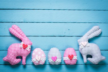 Paskalya kavramı renkli el yapımı yumurta ve ahşap masa tavşanı