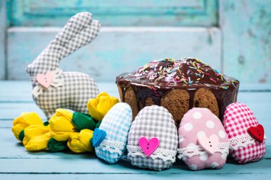 Paskalya kavramı renkli el yapımı yumurta ve ahşap masa tavşanı