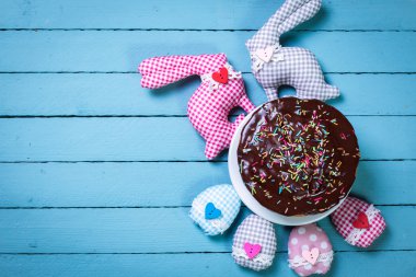 Paskalya kavramı renkli el yapımı yumurta ve ahşap masa tavşanı