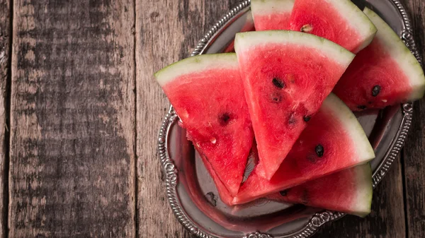 Wassermelone Scheiben Eis am Stiel auf blauem rustikalem Holzhintergrund, beliebte Sommerfrüchte mit leckerer Wassermelone, flache Laien-Fotografie von Wassermelone Scheiben Eis am Stiel — Stockfoto