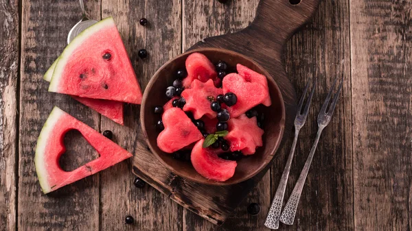 Sommaren fruktsallad av vattenmelon och bär. Skivor av vattenmelon — Stockfoto