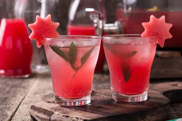 Wassermelonengetränk in Gläsern mit Scheiben Wassermelone Minze und Zitrone, — Stockfoto