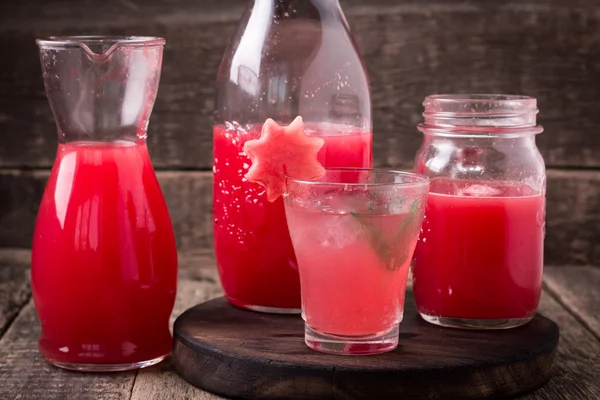 Watermeloen drankje in bril met plakjes watermeloen mint en citroen, — Stockfoto