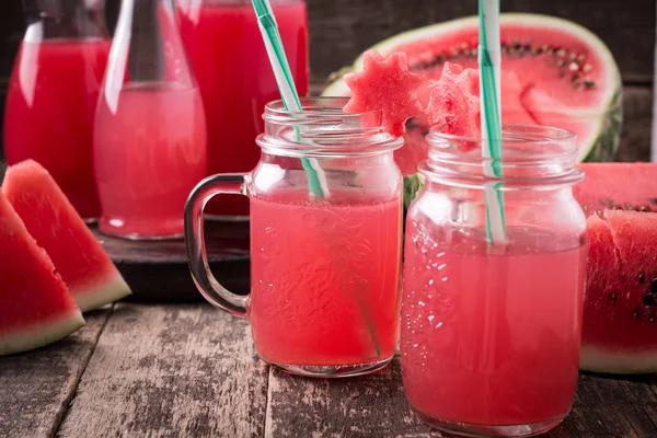 Wassermelonengetränk in Gläsern mit Scheiben Wassermelone Minze und Zitrone, — Stockfoto