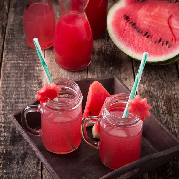 Wassermelonengetränk in Gläsern mit Scheiben Wassermelone Minze und Zitrone, — Stockfoto