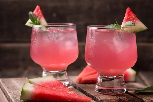 Minuman semangka dalam gelas dengan irisan mint semangka dan lemon , — Stok Foto