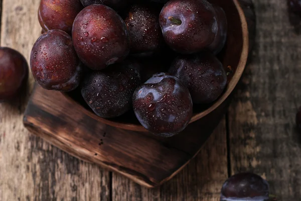 Prunes mûres sur fond vintage en bois — Photo