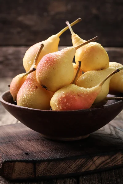 Ripe pears on vitage wooden table — Stock Photo, Image