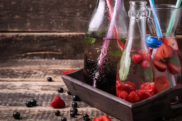 Detox fruit doordrenkt gearomatiseerd water. Verfrissende zomer zelfgemaakte cocktail — Stockfoto