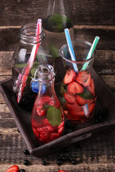 Desintoxicação frutas infundido água aromatizada. Refrescante cocktail caseiro de verão — Fotografia de Stock