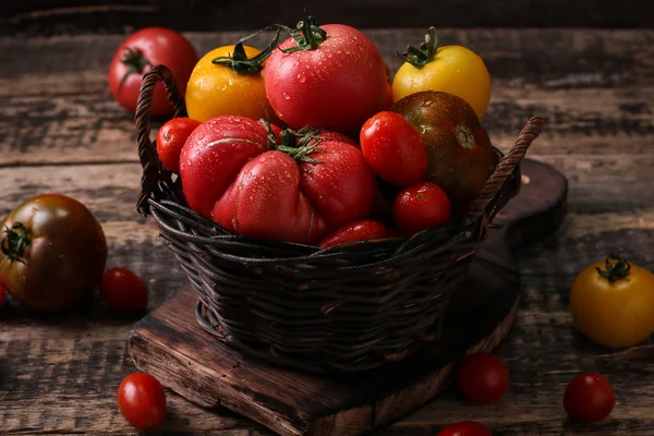 Colorful tomatoes, red tomatoes, yellow tomatoes, orange tomatoes, green tomatoes. Tomatoes background. vintage wooden background — Stock Photo, Image