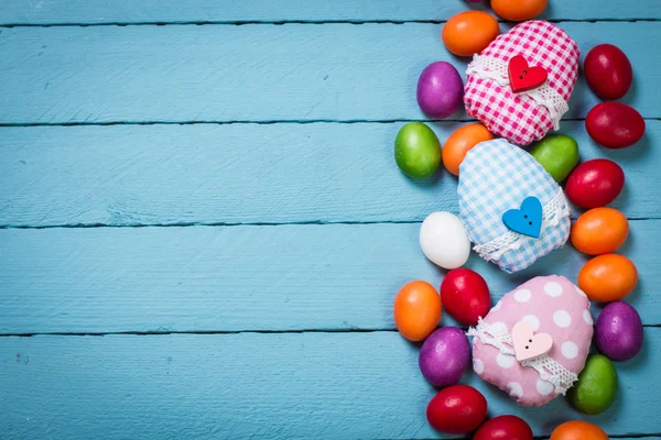 Koncepcja Wielkanoc z kolorowymi jajkami ręcznie i królik na drewnianym stole — Zdjęcie stockowe