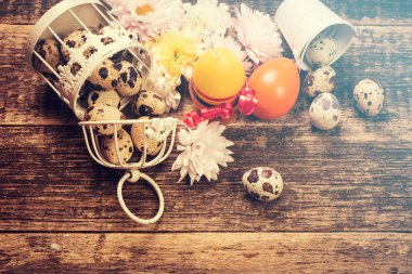 Ahşap masa üzerinde renkli yumurta ile Paskalya arka plan .