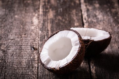 Hindistan cevizi ahşap masa üzerinde. Vintage filtre. Organik sağlıklı gıda kavramı. Güzellik ve Spa konsept.