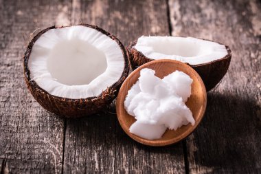 Hindistan cevizi ahşap masa üzerinde. Vintage filtre. Organik sağlıklı gıda kavramı. Güzellik ve Spa konsept.