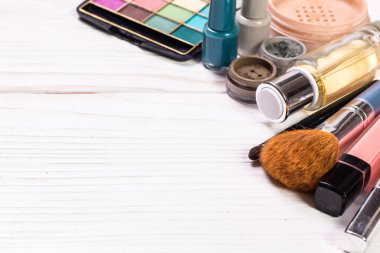 Boşaltmak koyu zemin üzerine çeşitli makyaj ürünleri