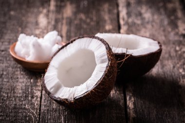 Hindistan cevizi ahşap masa üzerinde. Vintage filtre. Organik sağlıklı gıda kavramı. Güzellik ve Spa konsept.