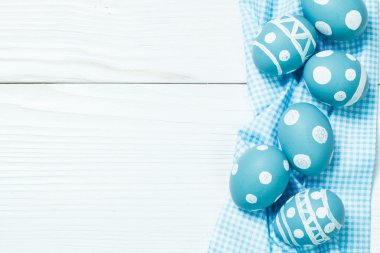 Ahşap arka plan üzerinde renkli yumurta Paskalya konseptiyle