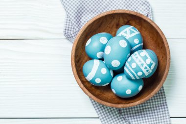 Ahşap arka plan üzerinde renkli yumurta Paskalya konseptiyle