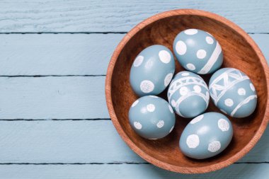 Ahşap arka plan üzerinde renkli yumurta Paskalya konseptiyle