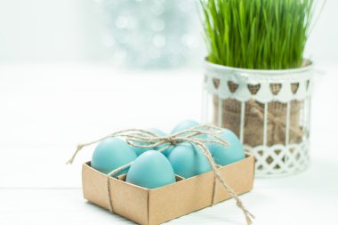 Ahşap arka plan üzerinde renkli yumurta Paskalya konseptiyle