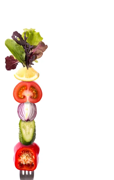 Frisches gemischtes Gemüse auf Gabel. Gesunde Ernährung — Stockfoto