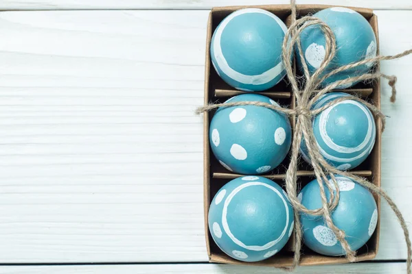 Conceito de Páscoa com ovos coloridos no fundo de madeira — Fotografia de Stock