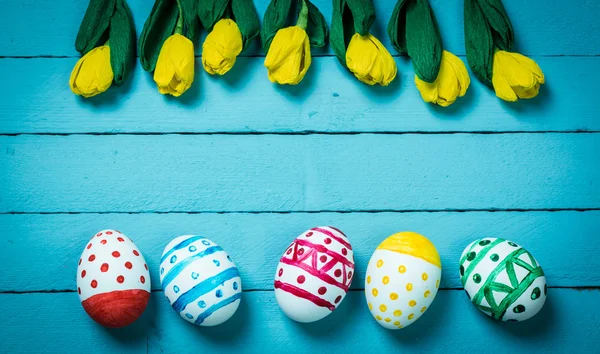 Concetto di Pasqua con uova colorate su sfondo di legno — Foto Stock