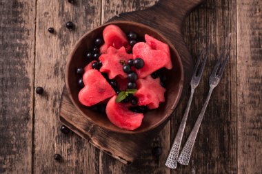 Karpuz ve çilek yaz meyve salatası. Karpuz dilimleri