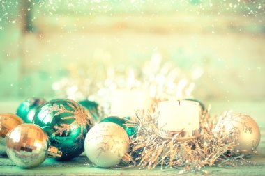 Noel dekorasyonları ahşap tahta üzerinde arka plan. Yumuşak odak.