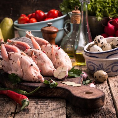 Taze organik bıldırcınlar vintage ahşap masa, sağlıklı gıda üzerinde