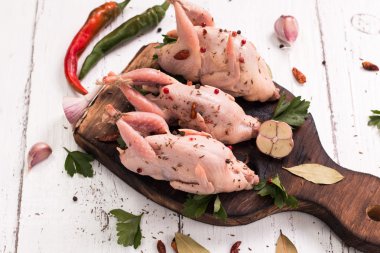 Taze organik bıldırcınlar vintage ahşap masa, sağlıklı gıda üzerinde