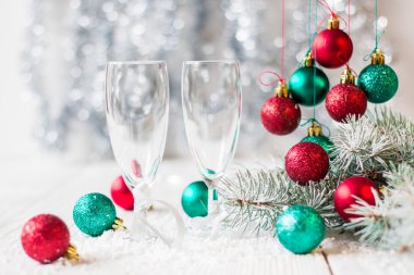 Pembe şampanya ve yeni yıl süslemeleri. Yumuşak odak