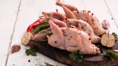 Taze organik bıldırcınlar vintage ahşap masa, sağlıklı gıda üzerinde