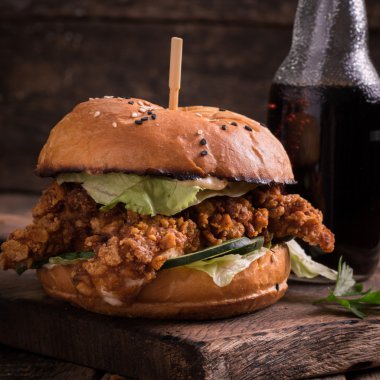 hamburger ya da çizburger ve meşrubat vintage ahşap masa üzerinde Fast food