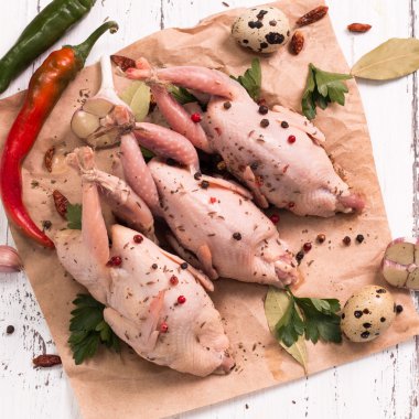 Taze organik bıldırcınlar vintage ahşap masa, sağlıklı gıda üzerinde