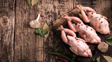 Taze organik bıldırcınlar vintage ahşap masa, sağlıklı gıda üzerinde