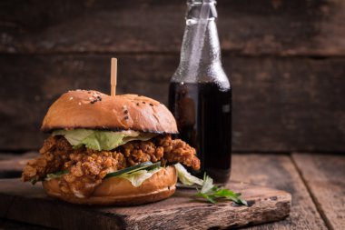 hamburger ya da çizburger ve meşrubat vintage ahşap masa üzerinde Fast food